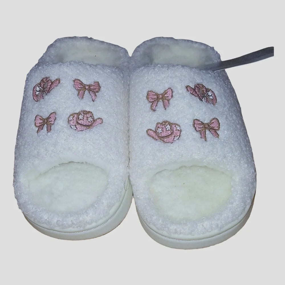 Willow  & Ruby Girl Cozy White Slippers with Pink Embroidery Size 2